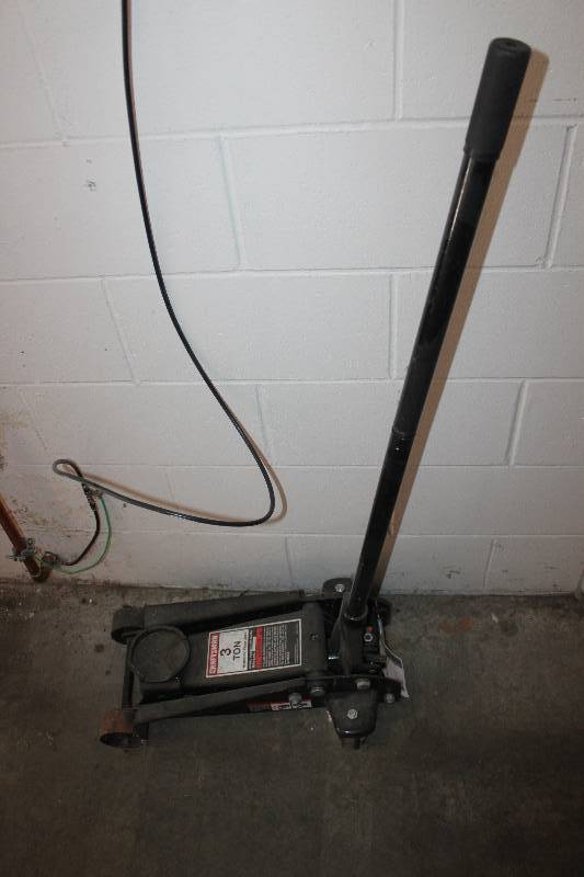lot 11 image: Craftsman 3-Ton Hydraulic Floor Jack