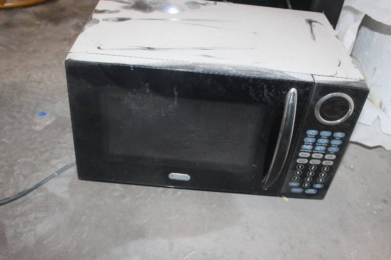 lot 6 image: Sunbeam 900W Microwave