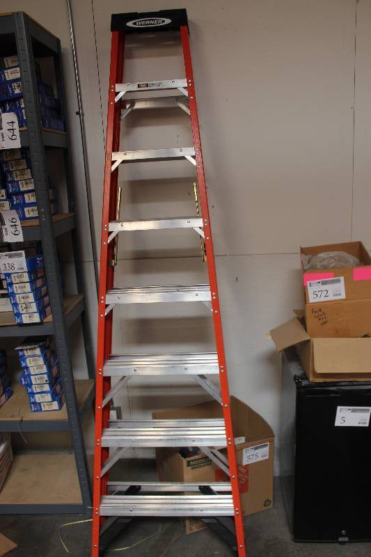 lot 7 image: Werner 300lbs 8 FiberglassAluminum Extra Heavy Duty Ladder