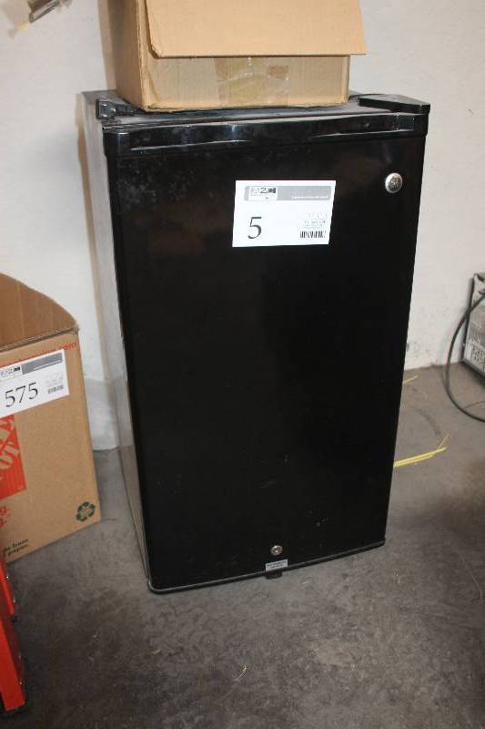 lot 5 image: GE Mini Refrigerator