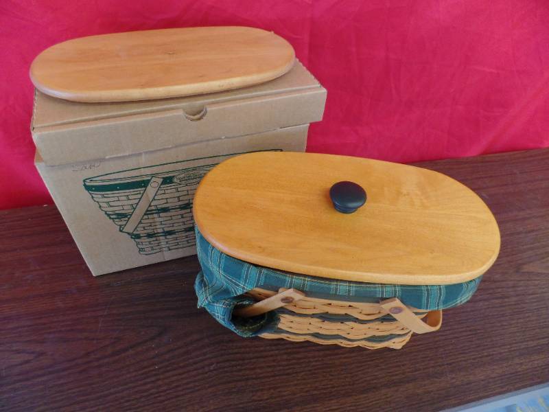 lot 221 image: Longaberger basket