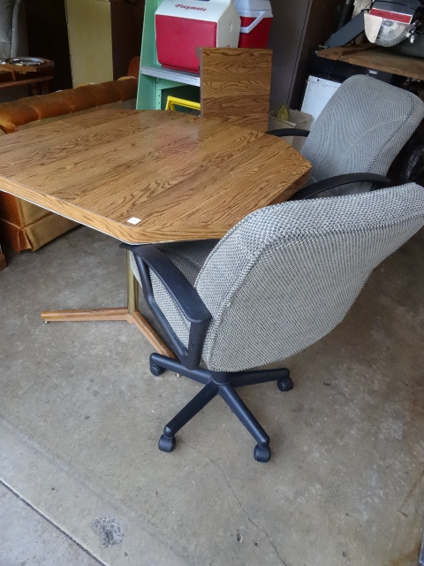 lot 4 image: Kitchen Table with 4 Matching  Chairs