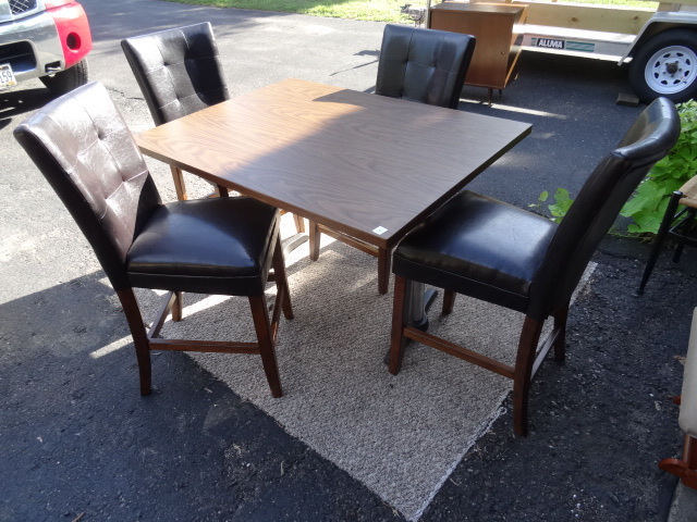 lot 9 image: Metal Framed Table with 4 Matching Chairs