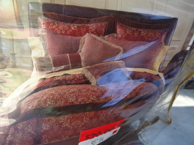 lot 15 image: Full Size Bedding. Golden Tap.