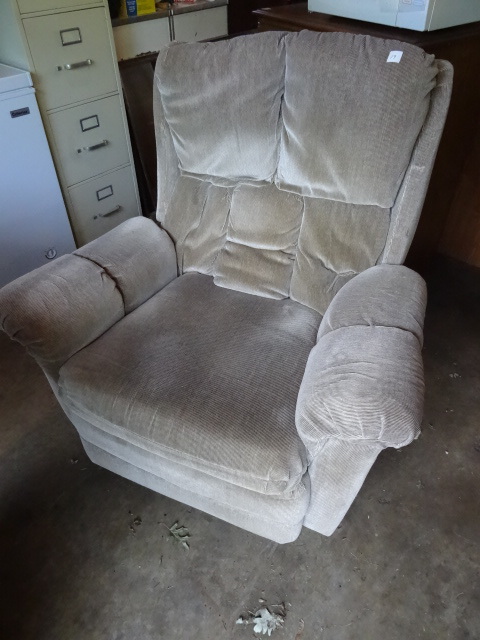 lot 19 image: Cushioned Rocker Recliner