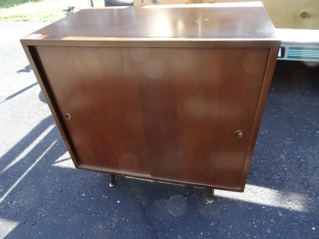 lot 20 image: Vintage Sliding Door Record Cabinet