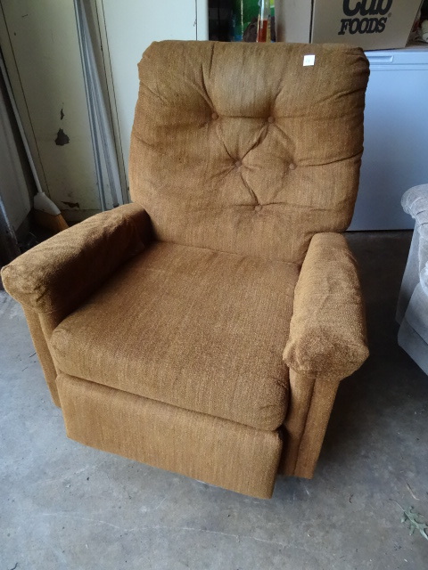 lot 21 image: Stationary Reclining Chair