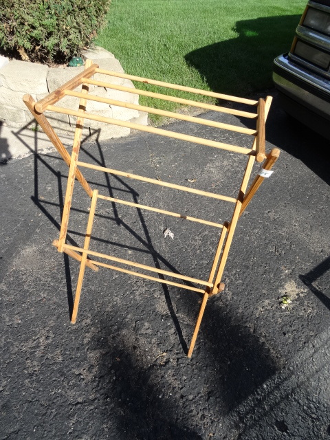 lot 25 image: Fold Up Laundry Drying Rack