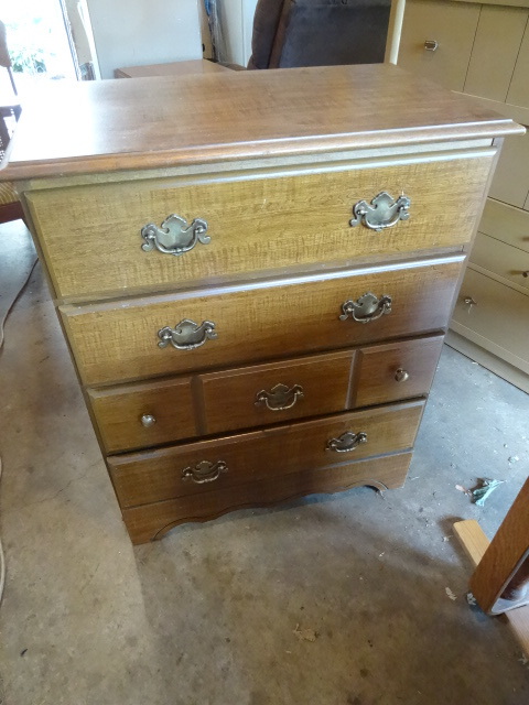 lot 28 image: 4 Drawer Dresser 31 X 18 X 38