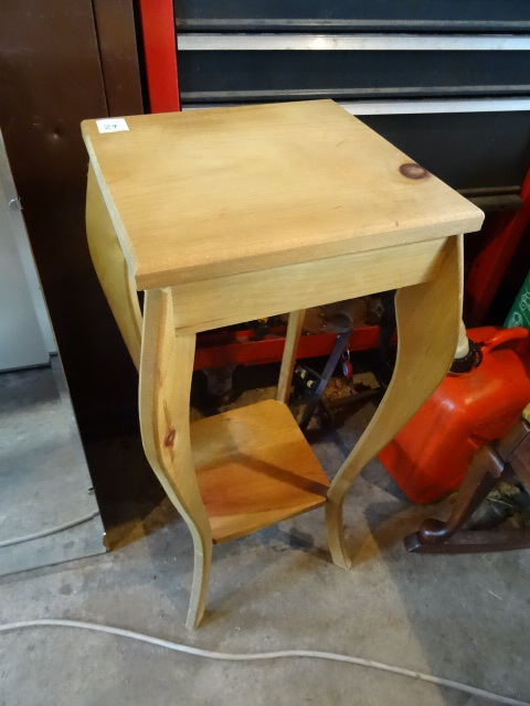 lot 29 image: 12 X 12 X 28 Table