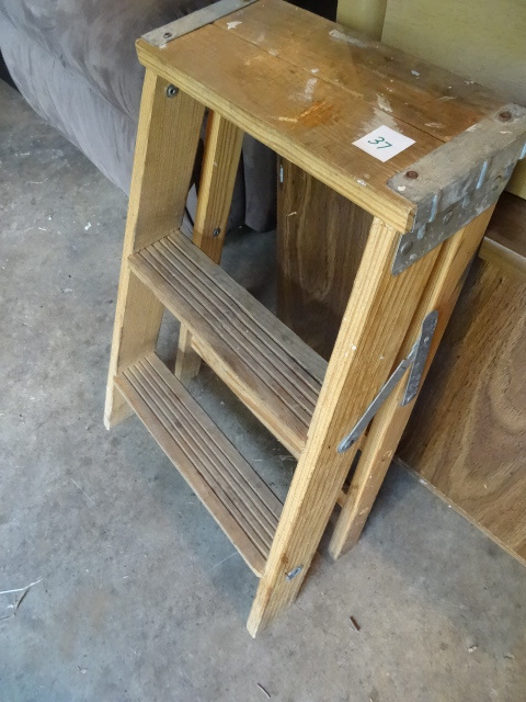 lot 37 image: 2 Foot Wood Step Ladder