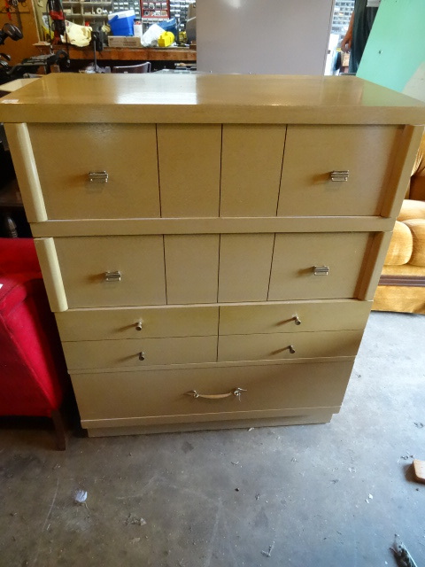 lot 39 image: Vintage 4 Drawer Wood Dresser