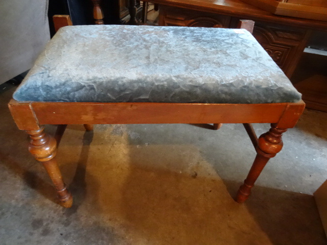 lot 47 image: Vintage Wood Framed Bench