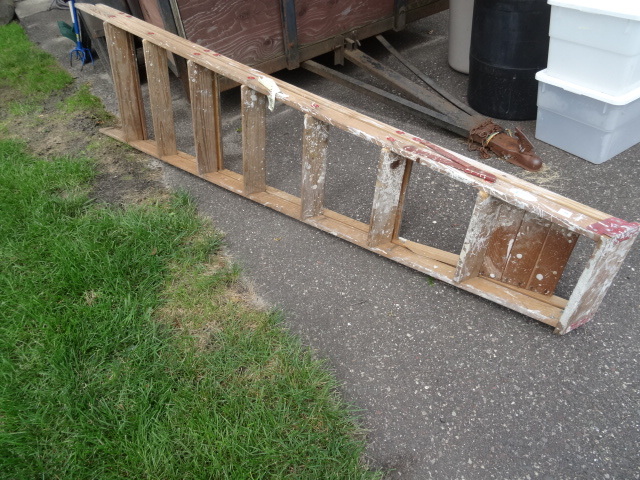 lot 86 image: 8 Wood Step Ladder