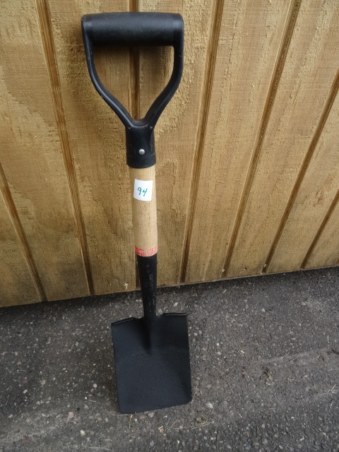 lot 94 image: Short Handle Digging Shovel