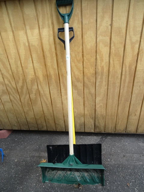 lot 96 image: 2 Snow Shovels