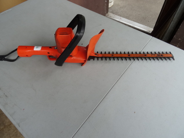 lot 116 image: 16 Black and Decker Electric Hedge