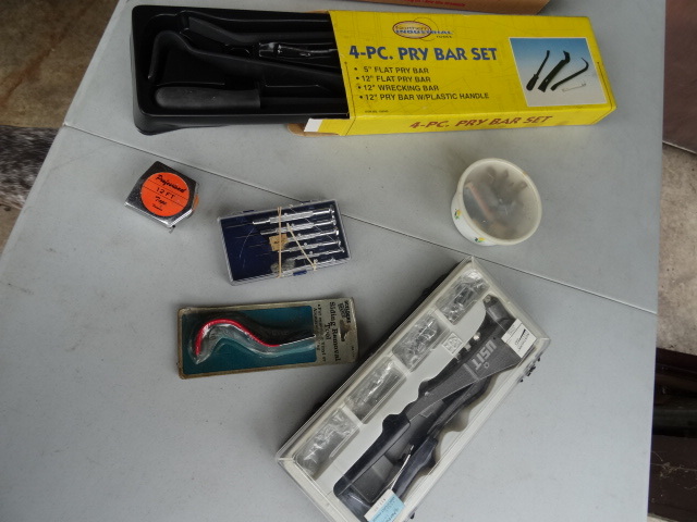 lot 118 image: 4 Piece Pry Bar Set, Mini Screwdrivers