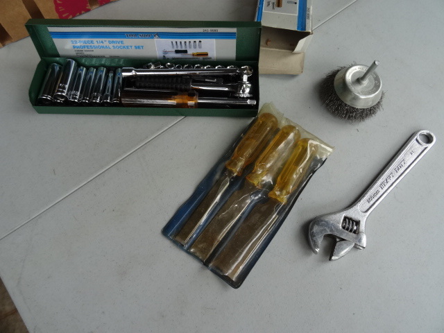 lot 123 image: 14 Socket Set, Chisel, Wire Brush,