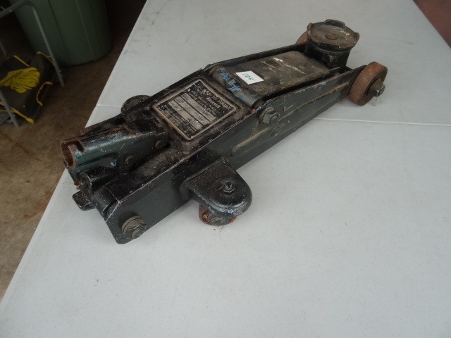 lot 125 image: Sears 1 12 Ton Hydraulic Floor Jack