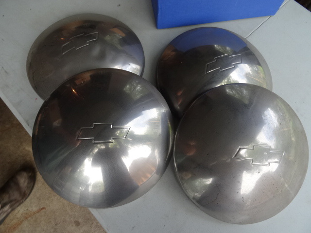lot 150 image: Set of 4 Chevy Hub Caps 1950s 