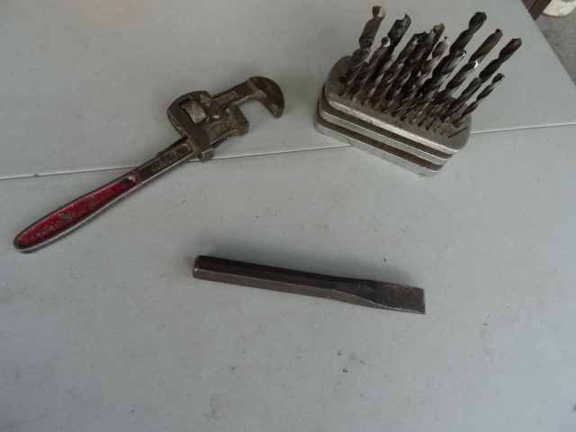 lot 153 image: Vintage 10 Pipe Wrench Chisel,