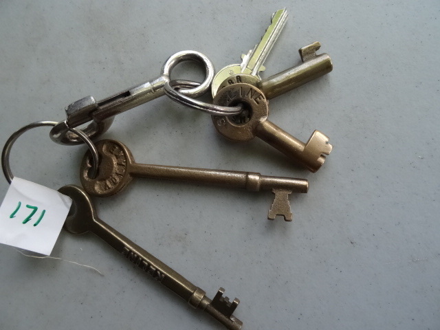 lot 171 image: Vintage Rail Road Keys, 1 Says Soo Line