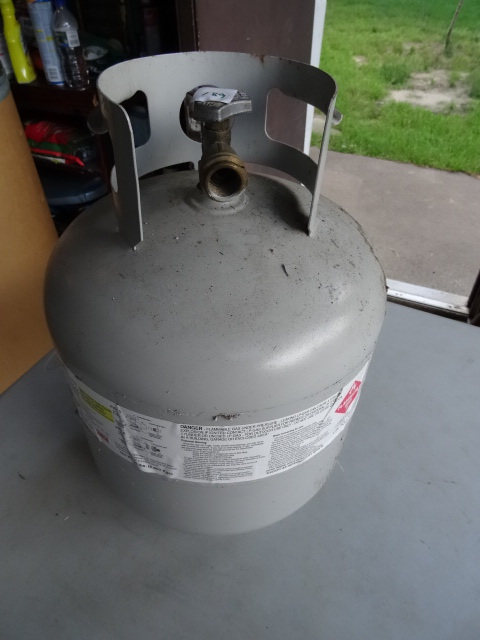 lot 189 image: New Style 20 lb. Propane Tank