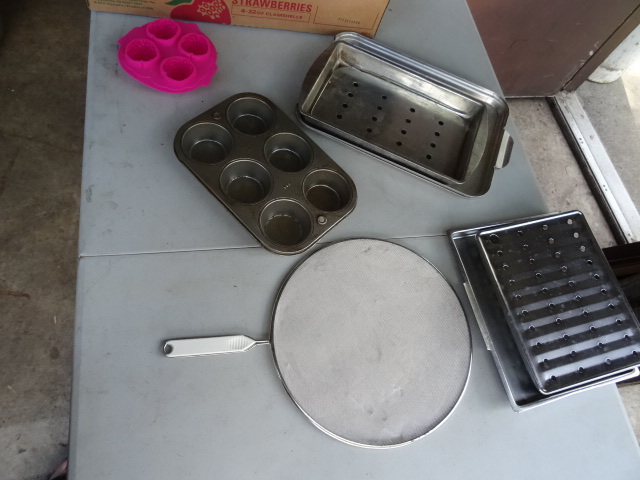 lot 210 image: Misc Cooking Pans, Frying Pan Cover