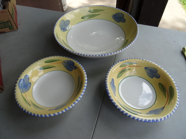 lot 217 image: Maxim Bowls 2 Small and 1 Large