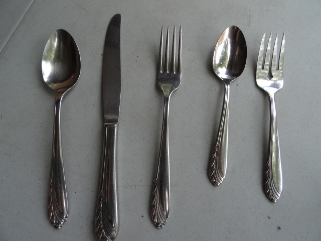 lot 224 image: Oneida Craft Deluxe Stainless Silverware