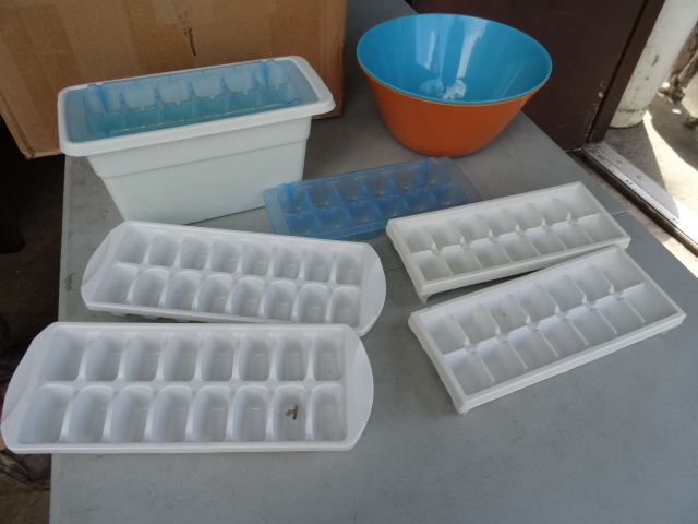 lot 232 image: Ice Cube Trays, 2 Bowls