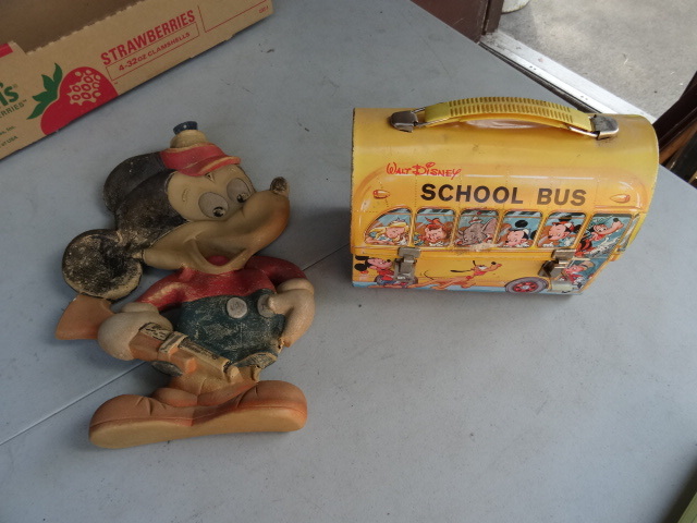 lot 250 image: Vintage Walt Disney Lunch Box