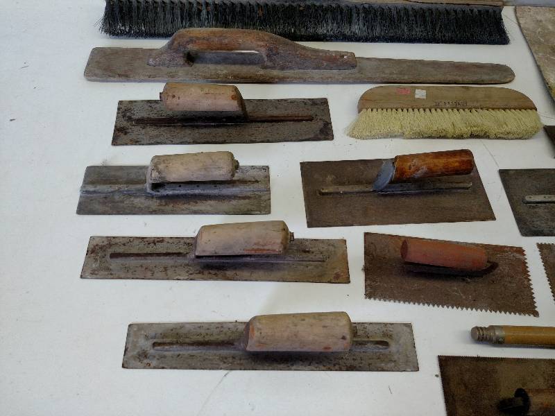 lot 33 image: Asstd Concrete & Tile Tools...