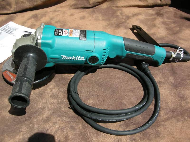 lot 80 image: Makita 5 Angle Grinder