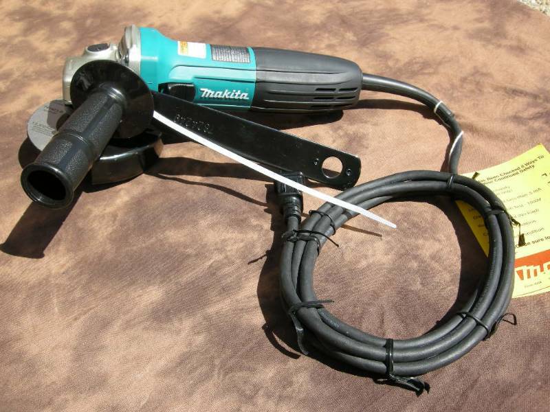 lot 84 image: Makita 4-12 Angle Grinder