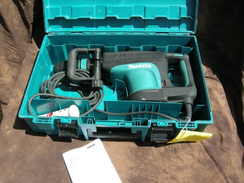 lot 4 image: Makita Demolition Breaker Hammer