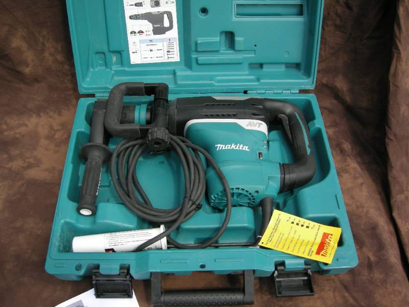 lot 11 image: Makita AVT Rotary Hammer