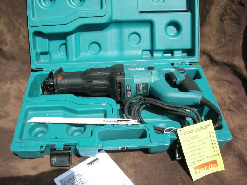 lot 12 image: Makita Reciprocating Saw