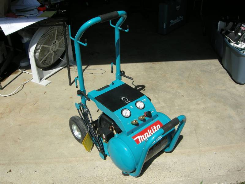 lot 16 image: Makita Pneumatics Air Compressor