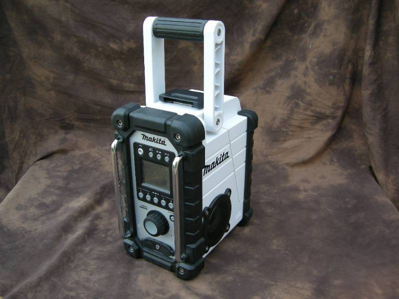 lot 31 image: Makita 18V Jobsite Radio