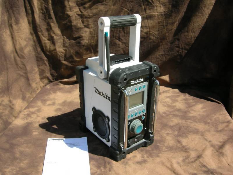 lot 40 image: Makita 18V Jobsite Radio