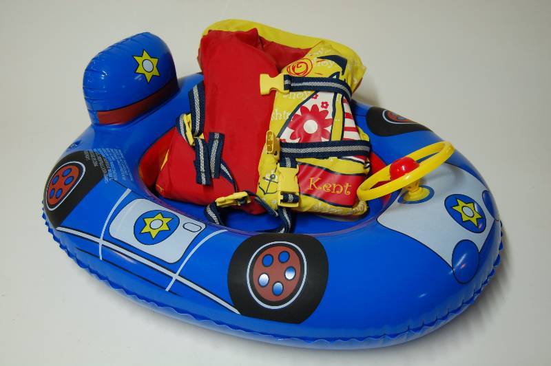 lot 72 image: Childs Water Toy and Life Jacket