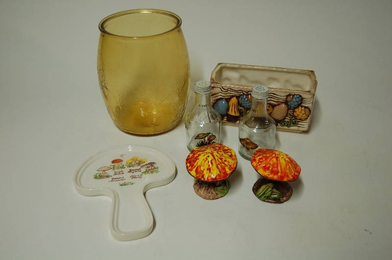 lot 90 image: Mushroom Kitchen Dcor