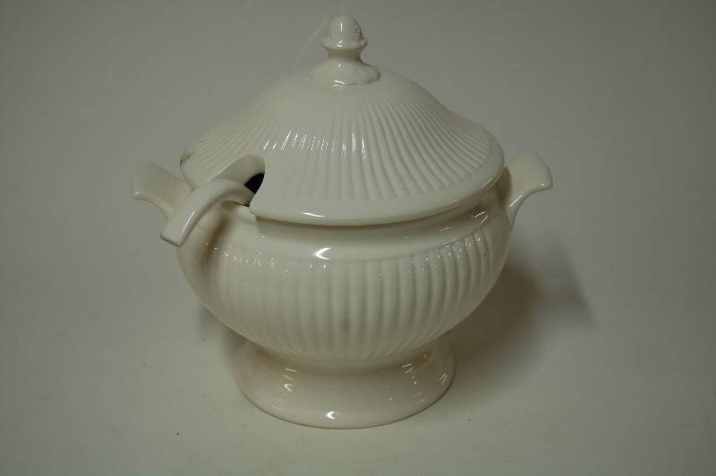lot 91 image: Soup Cistern