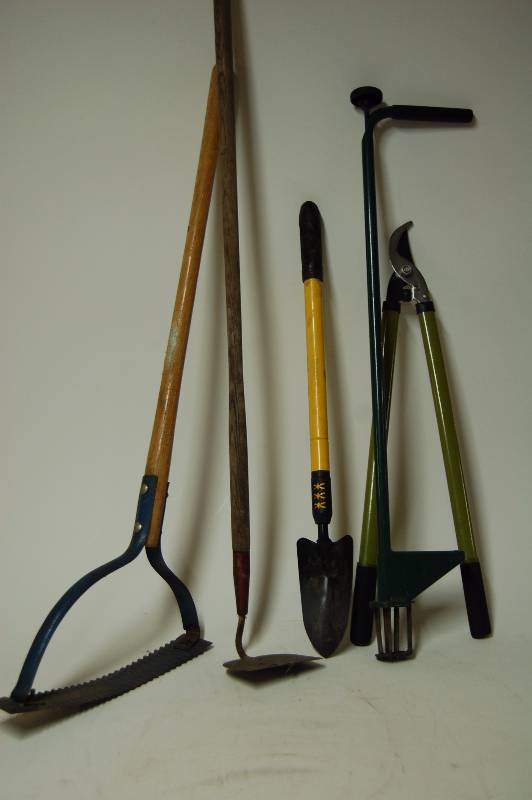 lot 120 image: Garden Tools