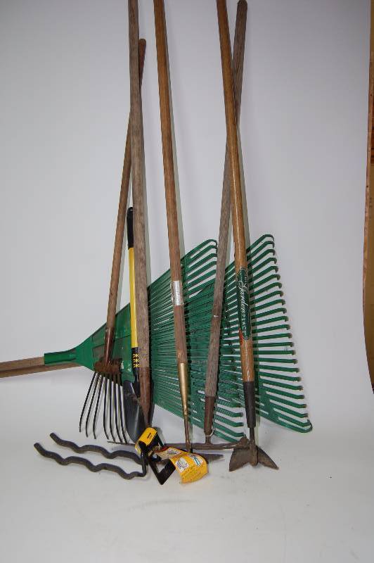 lot 128 image: YardGarden Tools