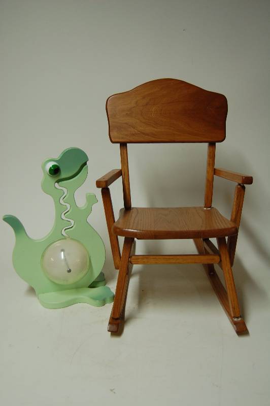 lot 141 image: Dinosaur Bank and Kids Chair