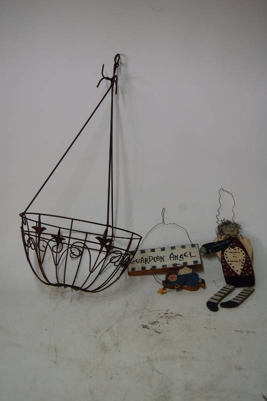 lot 205 image: Yard Dcor