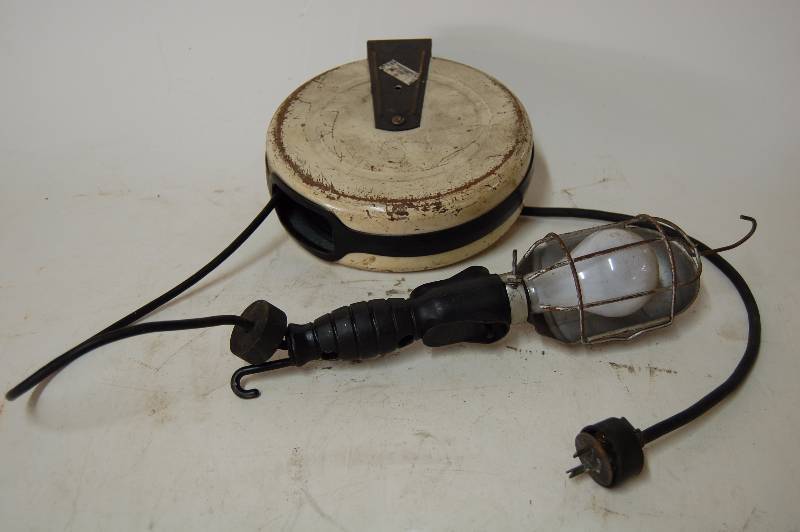 lot 215 image: Self Retracting Trouble Light